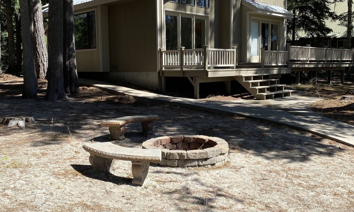 Coolin House | Beautiful Priest Lake Getaway with Private Dock 3Br 2Ba