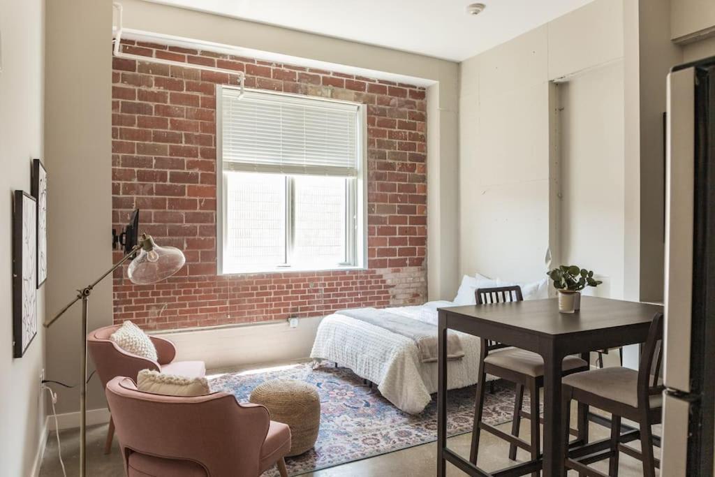 Downtown Des Moines Apartment | Beautiful Studio Downtown with Rooftop and Gym