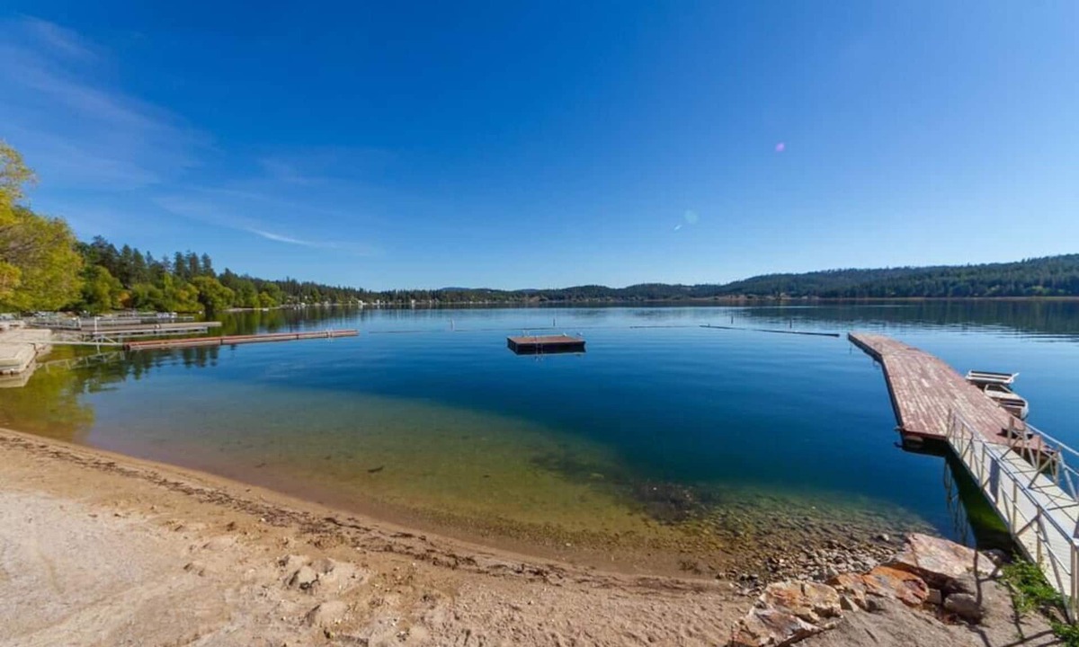 Valley House | Beautiful Triplex Unit With Spectacular Lake View!