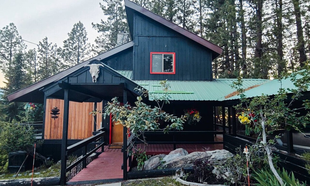 Cascade House | Beautiful Vintage Decorated Cabin with Hot Tub