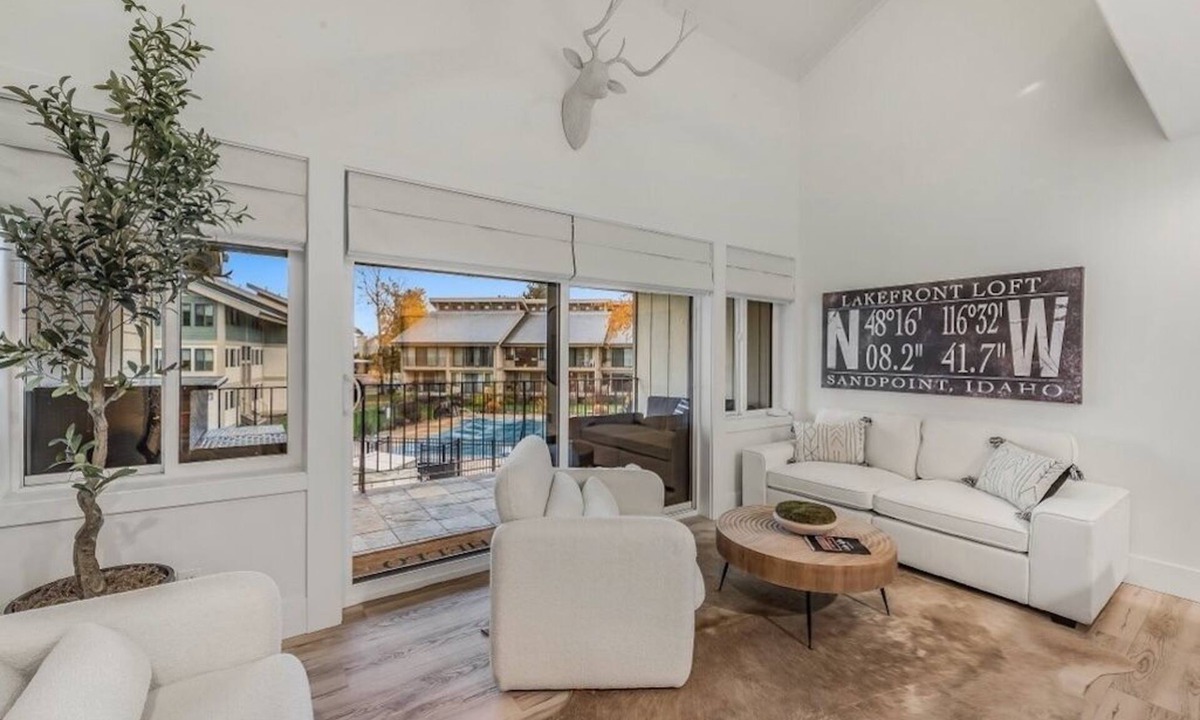 Sandpoint Condo | Beautifully renovated modern condo on the shores of Lake Pend Oreille LL222