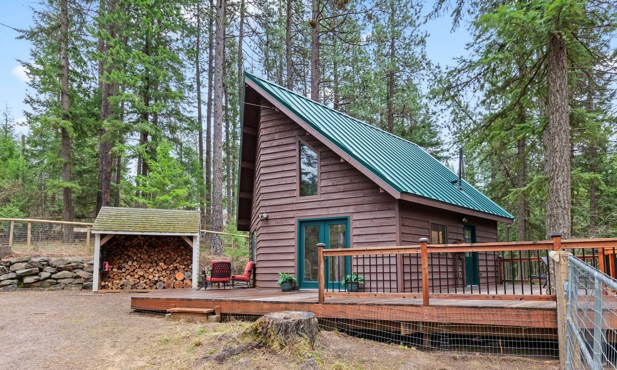 Coeur d'Alene Cabin | Beauty Bay Lake Cabin with Boat Slip on Lake Coeur d'Alene