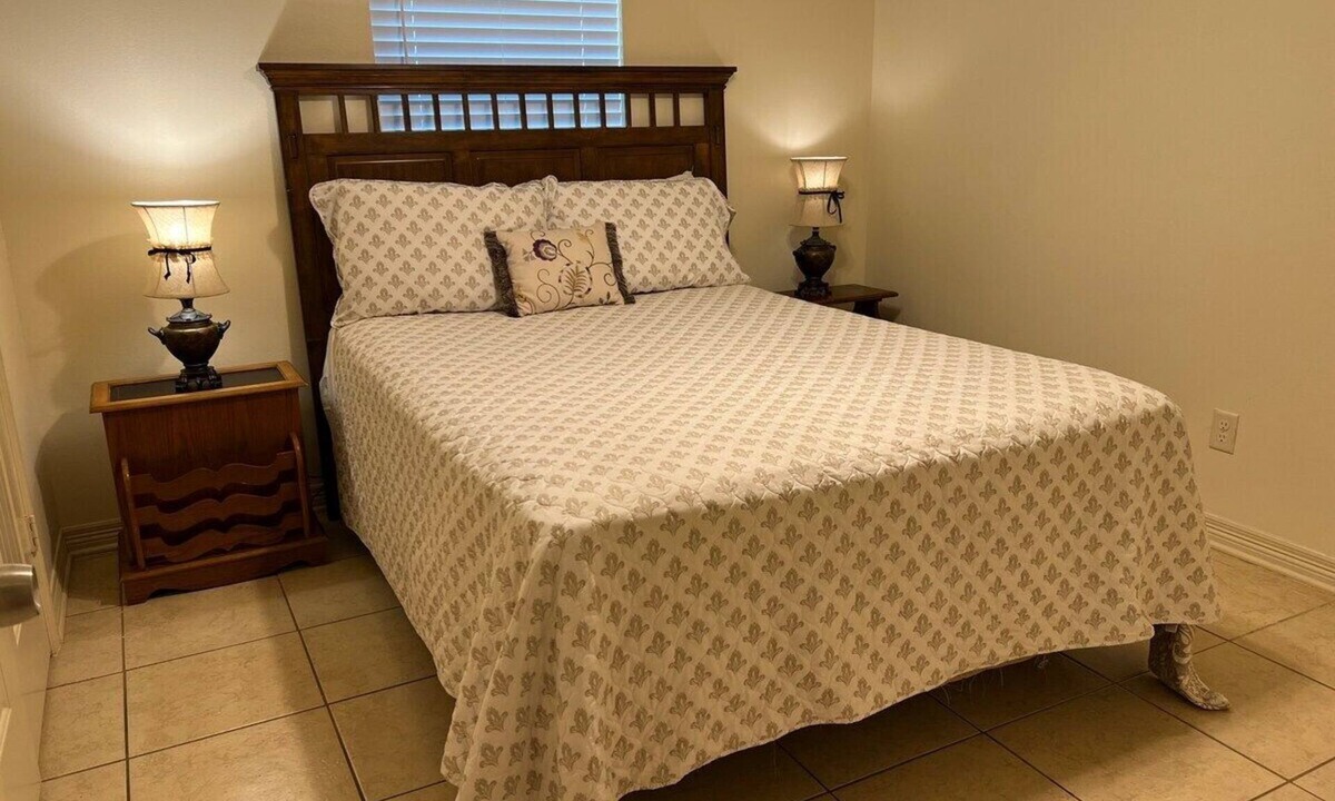 Tyler Apartment | Best Stays’ Ruby a Duplex, Pet Friendly, Work Crews family nurses @‘