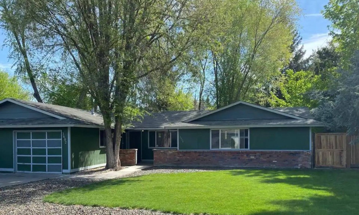 Collister House | Best Value in NW Boise- large backyard, fire pit, 10 min to downtown