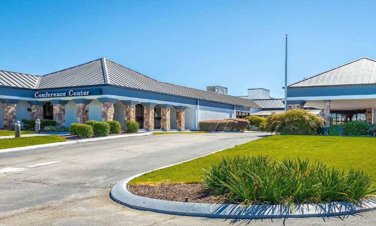 East Ridge Hotel | Best Western Plus Arbour Inn & Suites