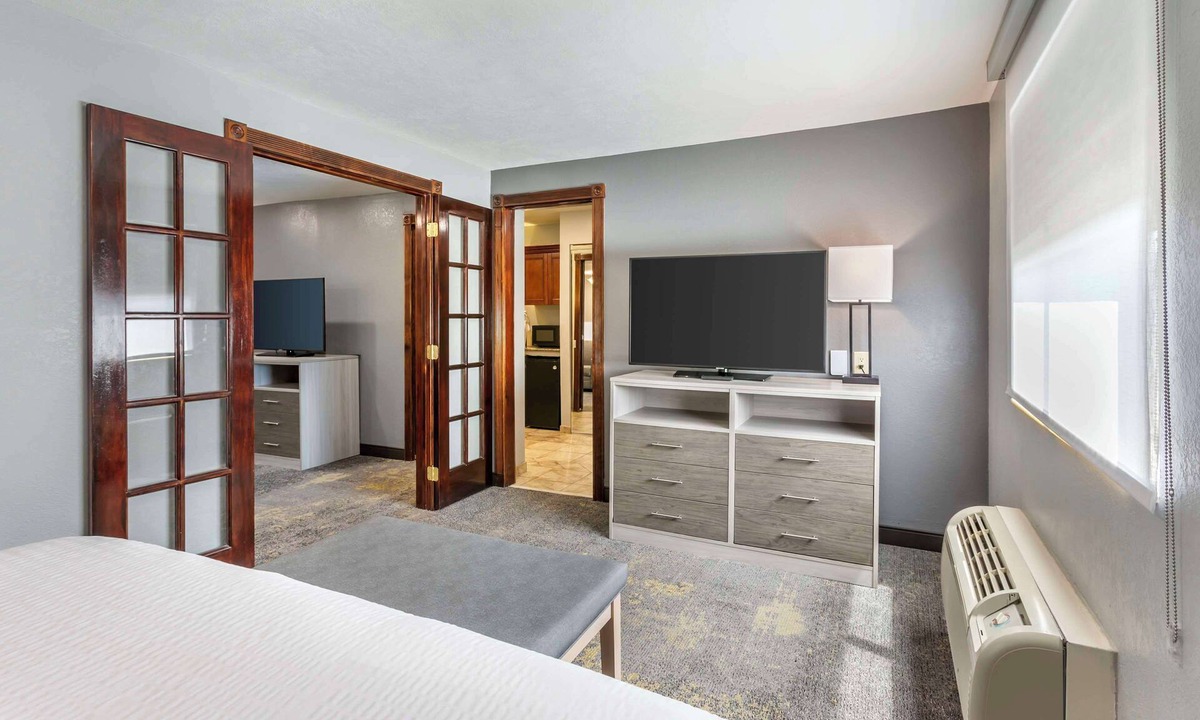 Logan Hotel | Best Western Plus Weston Inn