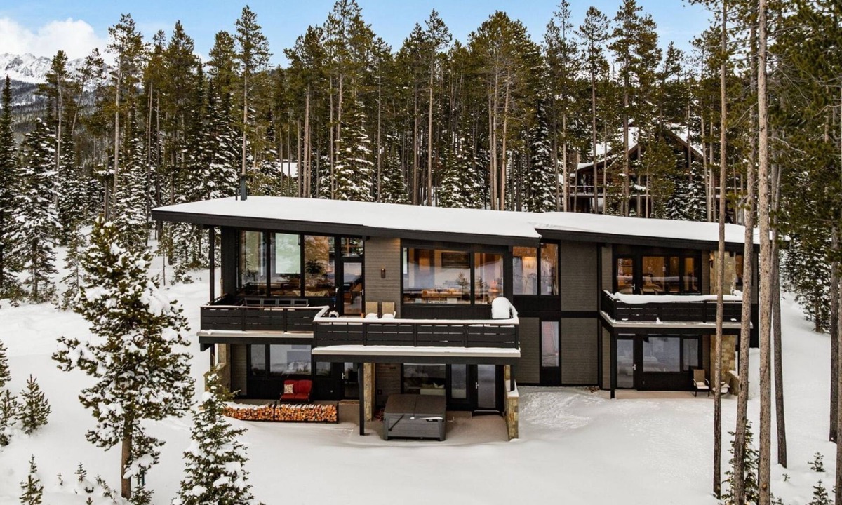 Big Sky House | Big Sky Luxury + Hot Tub, Firepit, Epic Views!