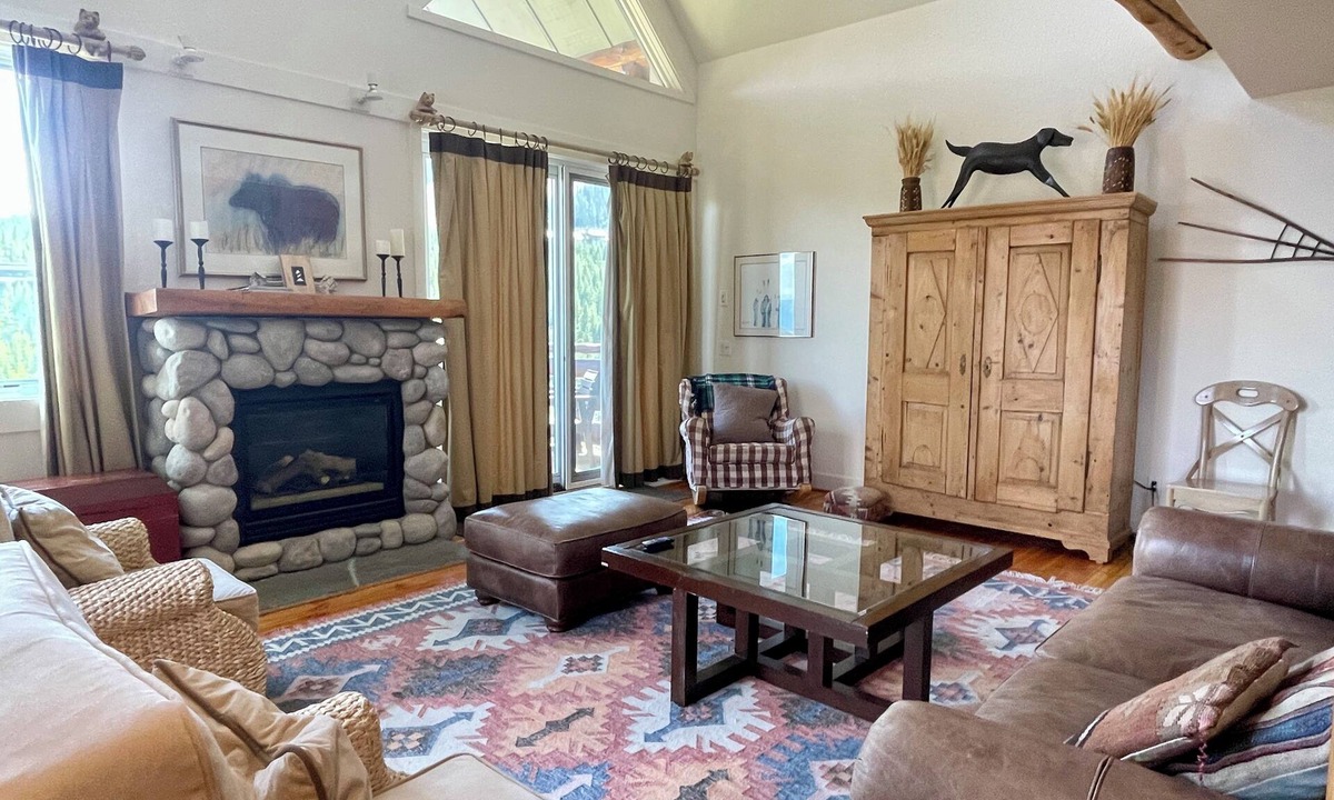 Saddle Ridge House | Big Sky Resort Ski in and out -Mountain Views from your hot tub