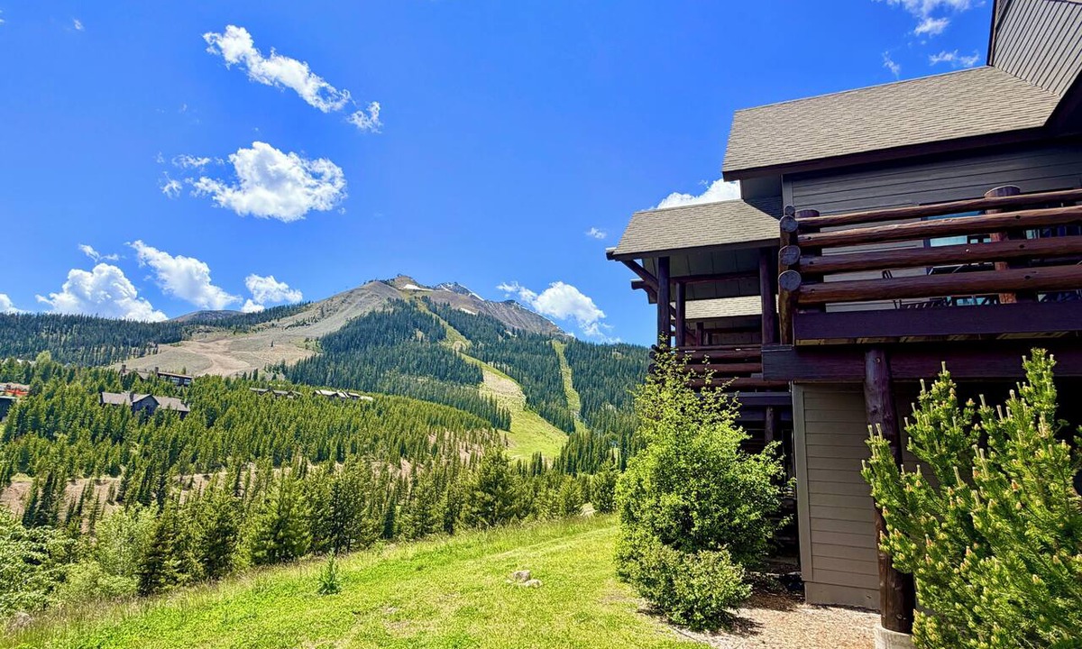Saddle Ridge House | Big Sky Retreat -4BR Breathtaking Mtn Views, Hot Tub, 2 Decks Outdoor Seating