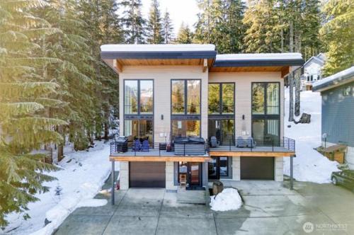 Hyak House | Bigfoot's Basecamp - 4BR Snoqualmie Pass Retreat, Hot Tub, Pets Welcome