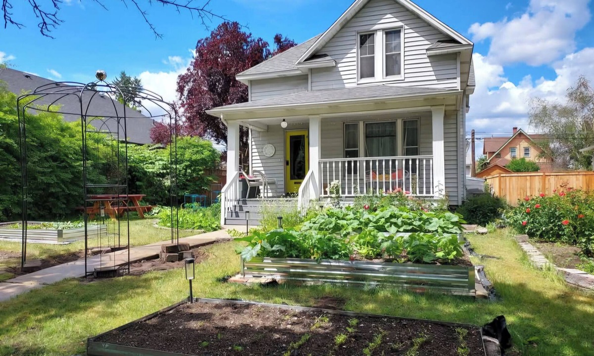Logan House | Billiken Inn, Private Loft in 2 Story Victorian