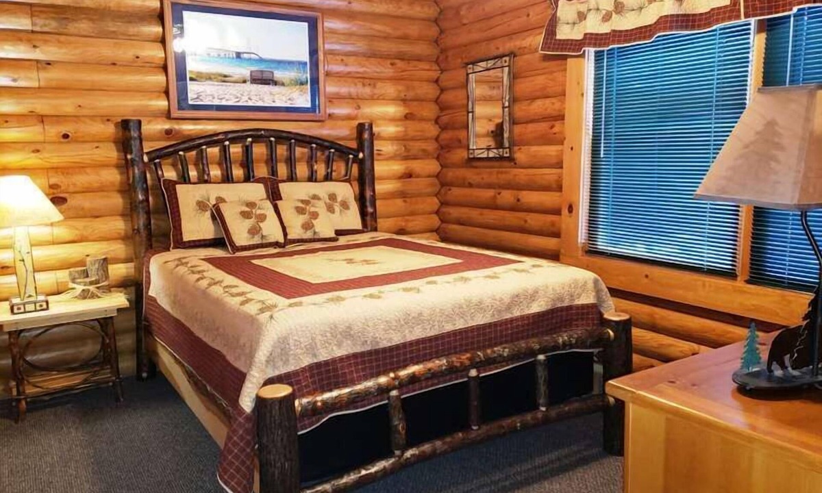 Cheboygan Cabin | Birch Lodge #4 Mackinaw City/Cheboygan