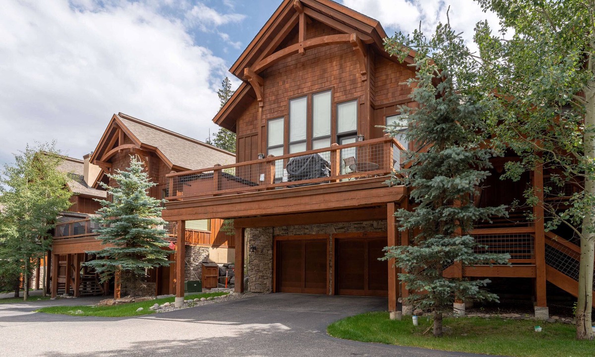 Big Sky House | Black Eagle Retreat | Hot Tub Ski to Village Sleeps 12