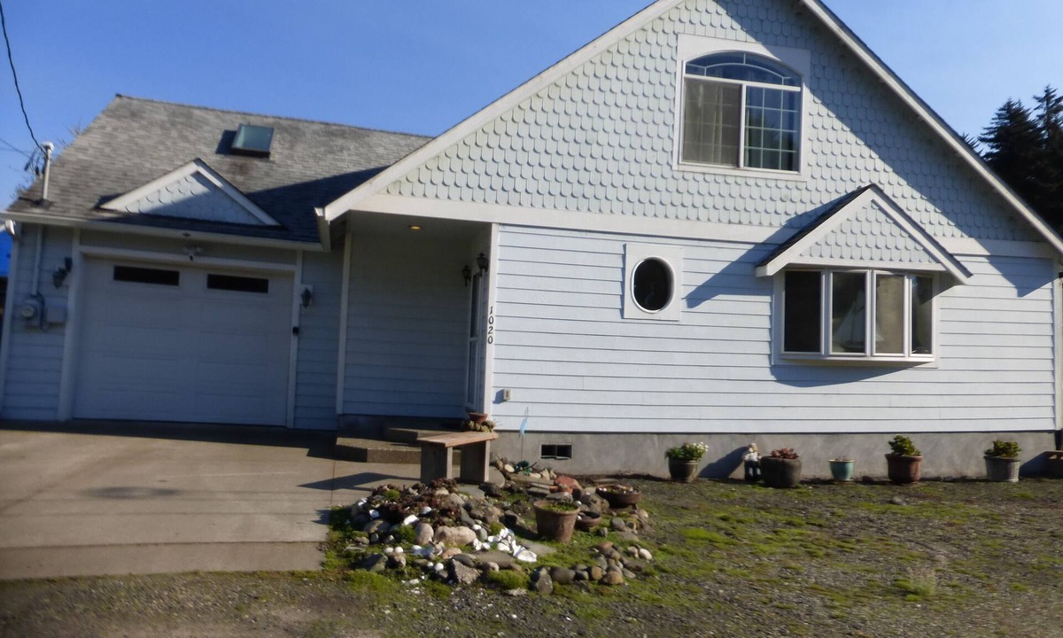 Winchester Bay House | Blue Heron Getaway. Come enjoy the spring and summer in our great cozy house.