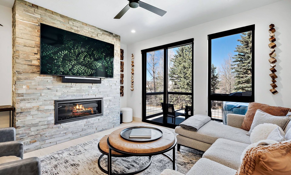 Silverthorne Condo | Blue River Views - Mountain/Modern with Private Hot Tub