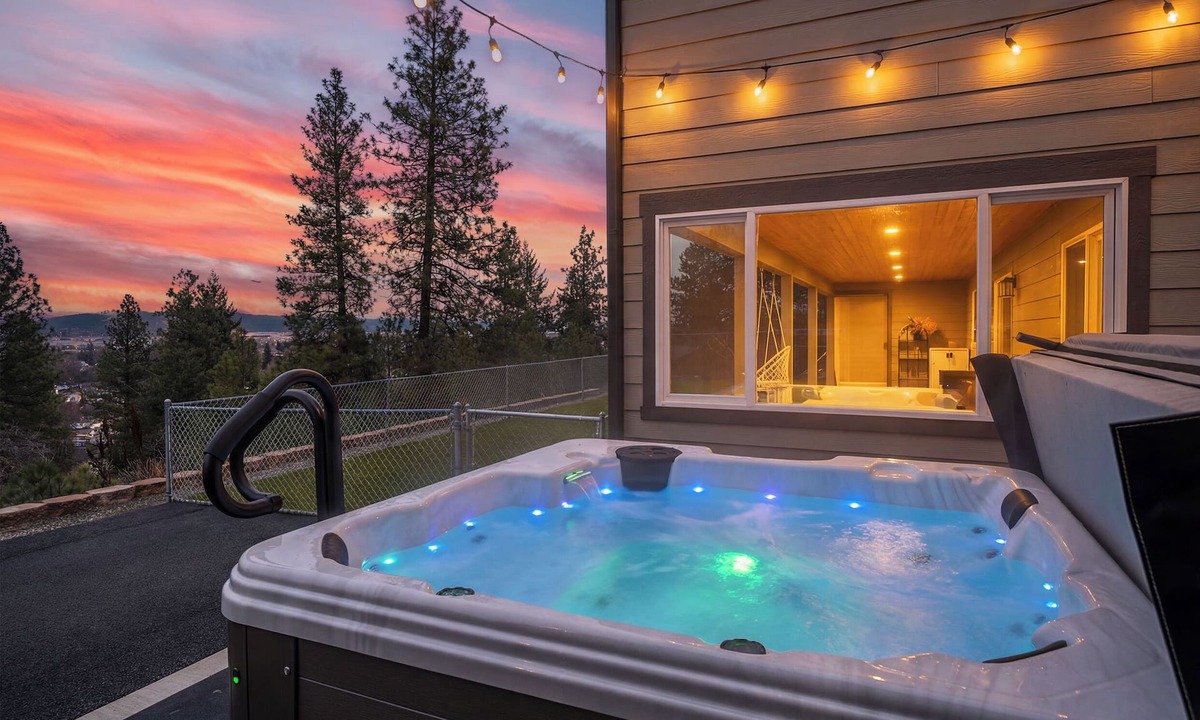 East Central House | Blue Sky House, modern, 5 bedrooms, hot tub, city views, close to hospitals.