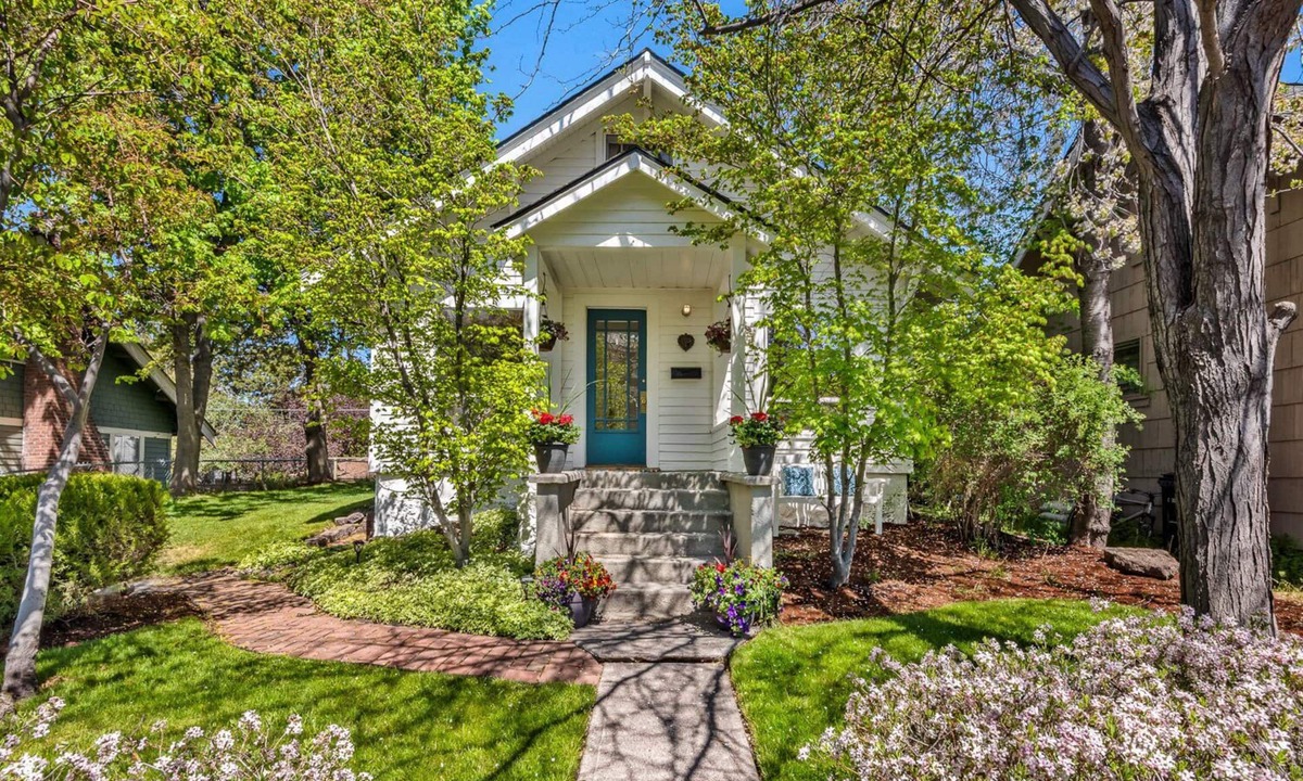 Old Bend House | Bluebird Day - Jefferson Cottage Cozy two-bedroom, perfect for family getaways.