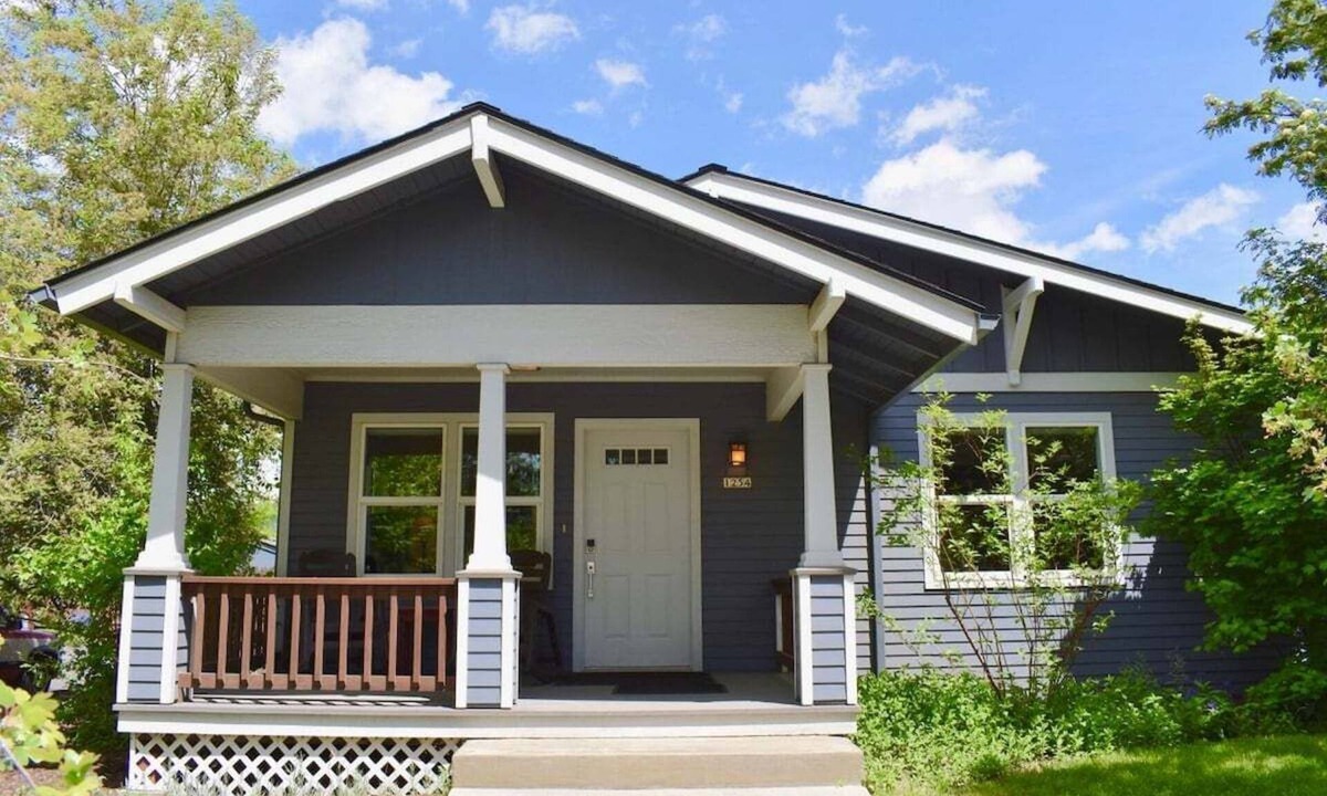 River West House | Bluebird Day - Kokanee Cottage: A cozy 2BR retreat in beautiful Bend, OR.