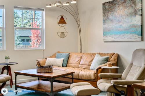 Southern Crossing House | Bluebird Day - Raven Sky Bungalow