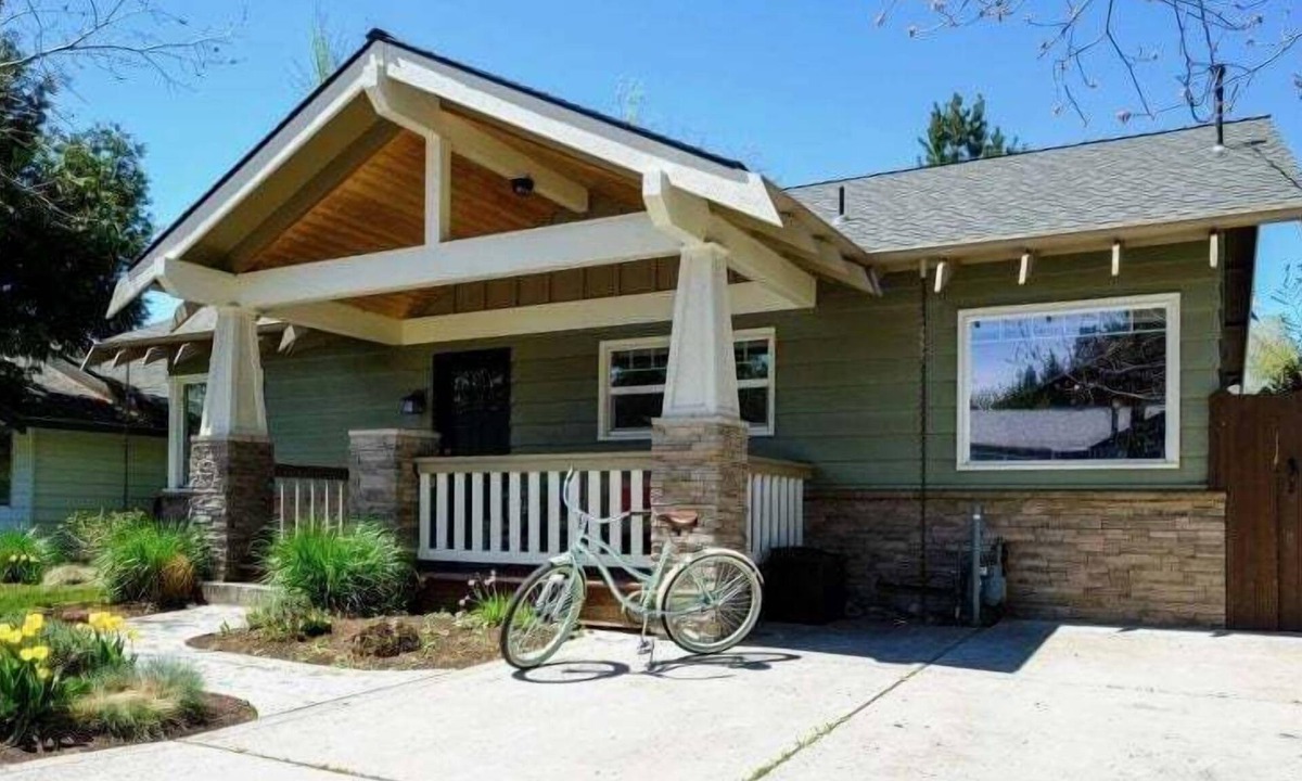 Old Bend House | Bluebird Day - Riverside Cottage, Relax at a cozy 3-bedroom retreat in Bend, OR.