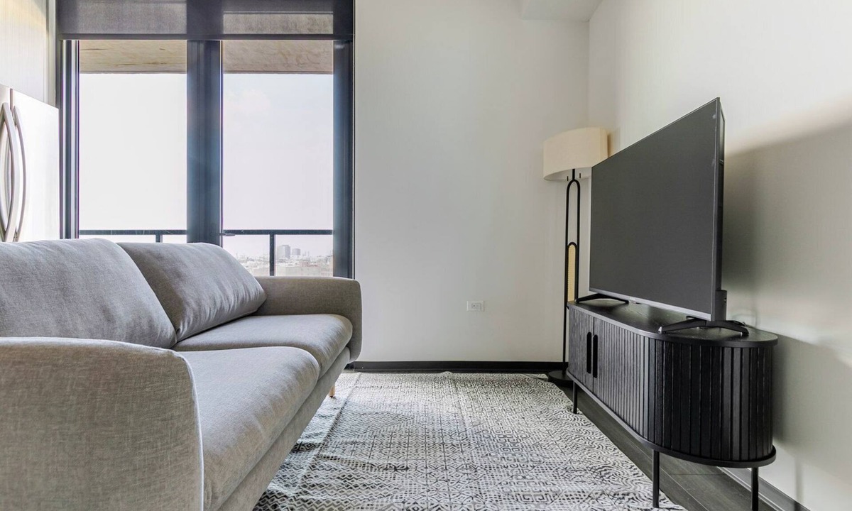 Near West Side Apartment | Blueground | West Loop, pool, nr United Center