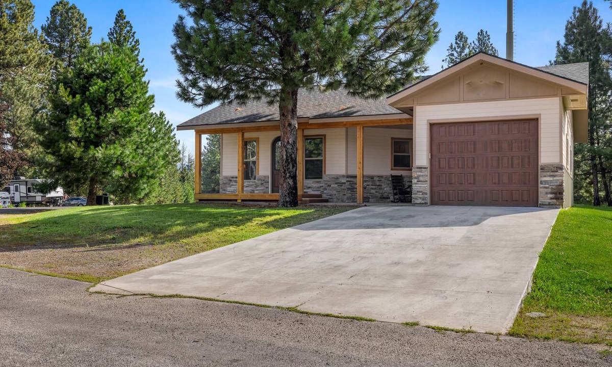 Cascade House | Bogie Bungalow - Walk to lake, bar & restaurant - Near golf course - AC - Fireplace - Pet Ok