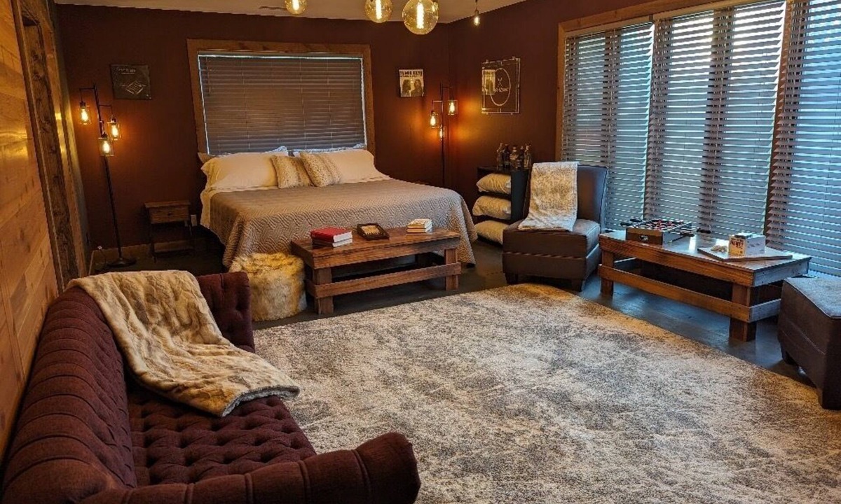 McFarland House | Boho & Rustic Getaway ~ King Bed ~ Near Madison!