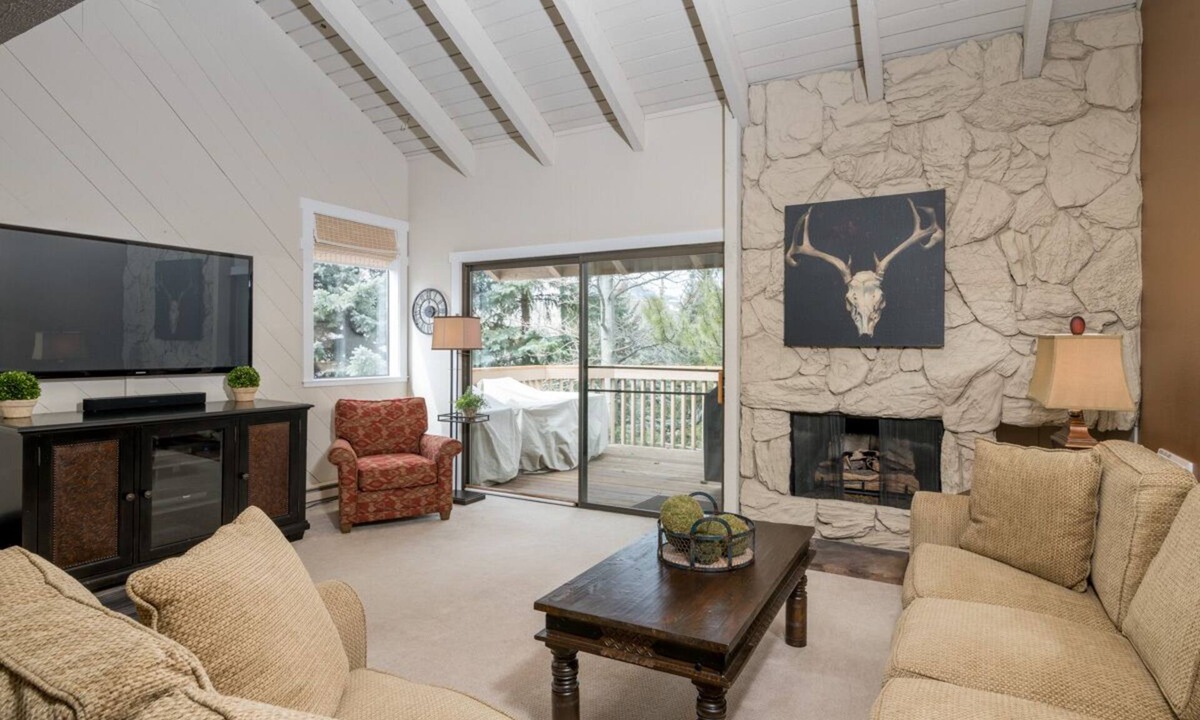 Elkhorn Condo | Book A Getaway Today! Updated Corner Condo; Close to Dollar Mountain