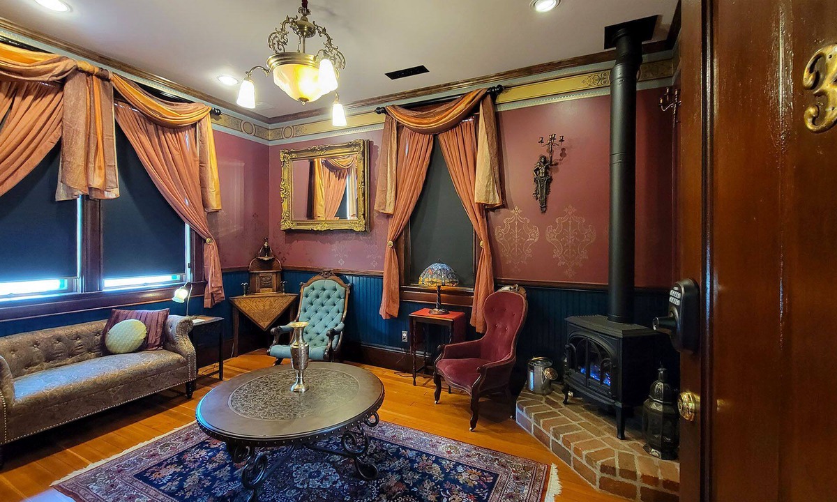 Historic Railroad District House | BookStayHop - Peerless Hotel~ Suite 3 ~ Downtown Ashland