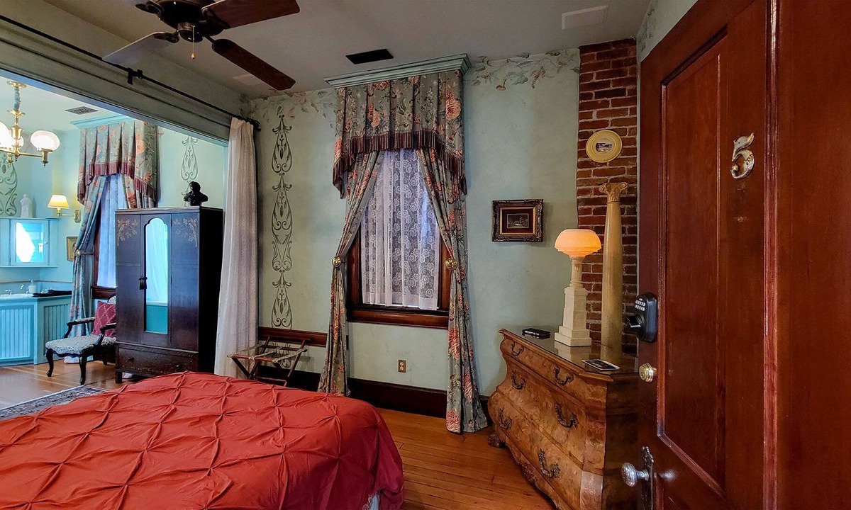 Historic Railroad District House | BookStayHop - Peerless Hotel~ Guest Room 5 ~Downtown Ashland