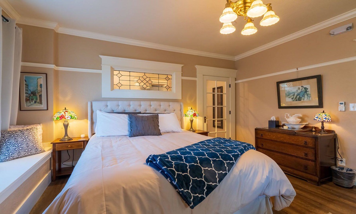 Siskiyou-Hargadine Historic District House | BookStayHop-RedTail Louisa Suite~Hot Tub, Tesla Station