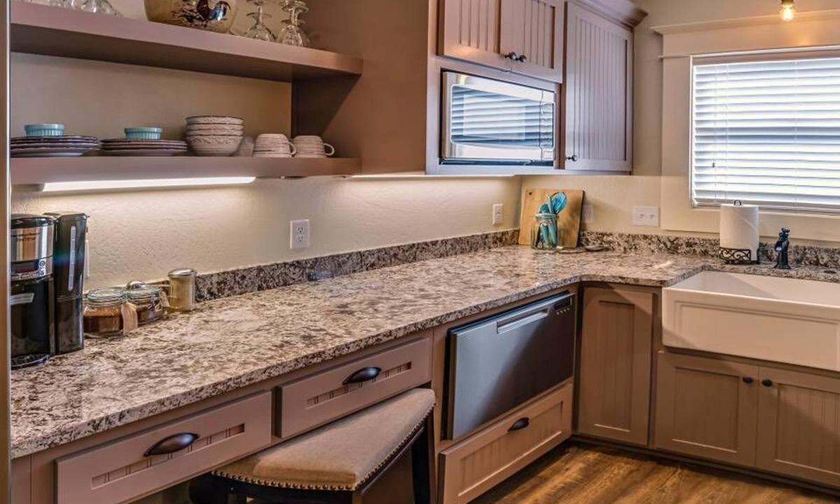 Siskiyou-Hargadine Historic District House | BookStayHop -RedTail Orliena Suite, Relaxing Hot tub and a Tesla Station