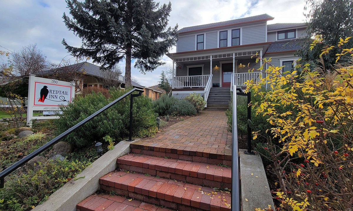 Siskiyou-Hargadine Historic District House | BookStayHop - RedTail Suites ~ Entire Home ~Hot Tub and convenient Tesla Station