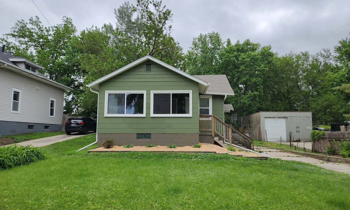 Greater South Side House | Boulder Bungalow - Fully Furnished - 7 minutes to Downtown Des Moines