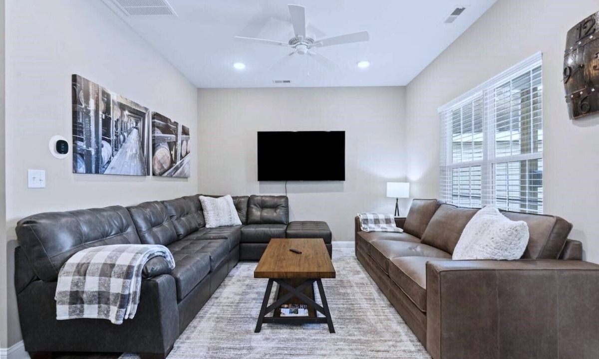 Georgetown House | Bourbon Run - HotTub/Ark 30min/Horse Park 12min/Walk Downtown/4BR Sleeps 8