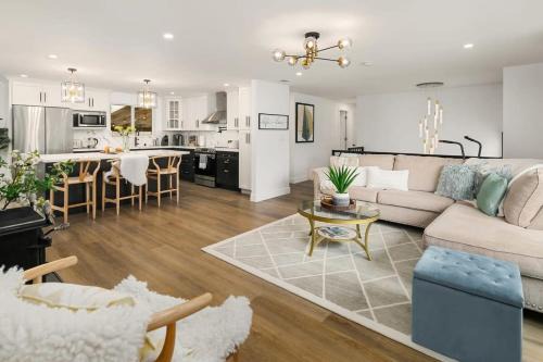 Picnic Point-North Lynnwood Apartment | Brand New Designer High-End 4BR Retreat