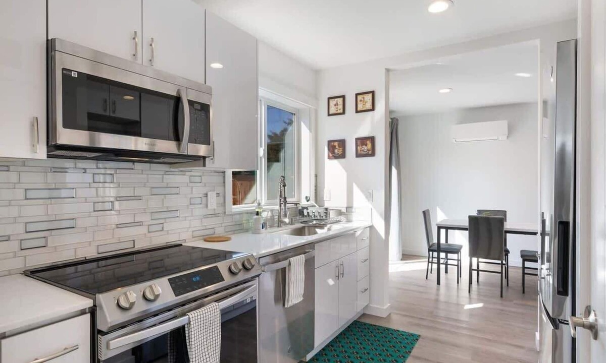 Greenwood House | Brand New Home | 10min to Green Lake