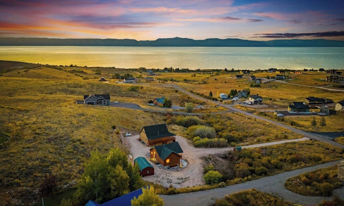 Fish Haven House | Brando Lodge | Gorgeous Cabin, Hot Tub, Fire Pit, Canyon Access & Lake Views!
