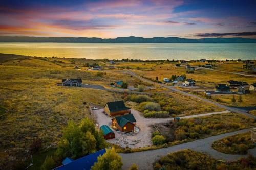 Fish Haven House | Brando Lodge - Gorgeous Cabin, Hot Tub, Fire Pit, Canyon Access, Lake Views