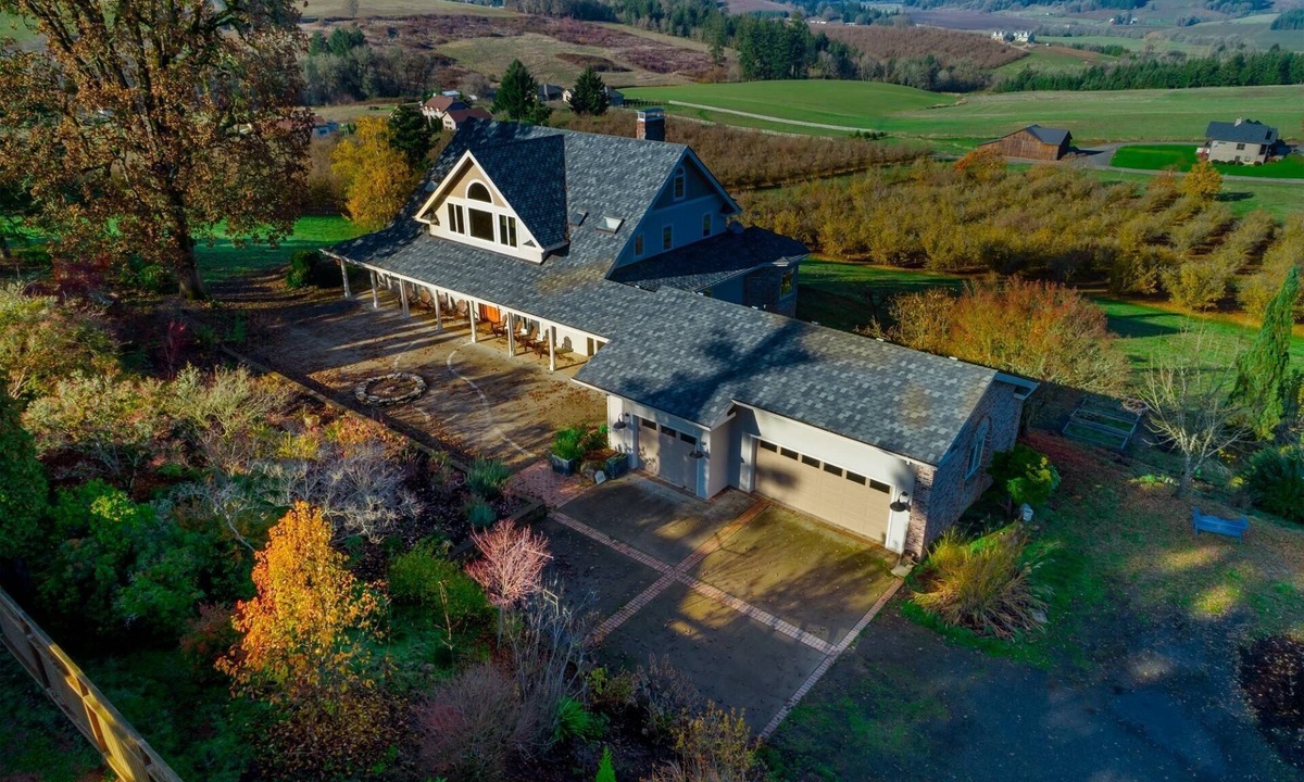 Dundee House | Breathtaking Valley Views, Pet Friendly, Huge Deck, Fire-Pit, Air Hockey, Ping Pong, Near Vineyards