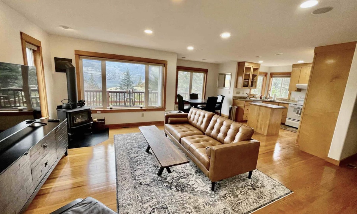 Mosier House | Breathtaking Views of the Columbia River and Syncline Hills