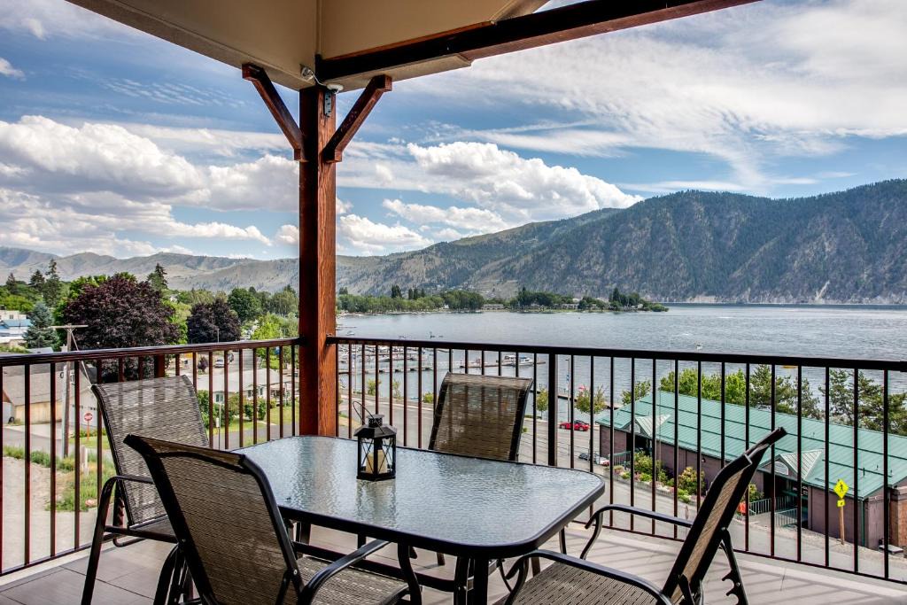 Manson House | Breezy Lake Chelan Condo w/Pool & Hot Tub Access!