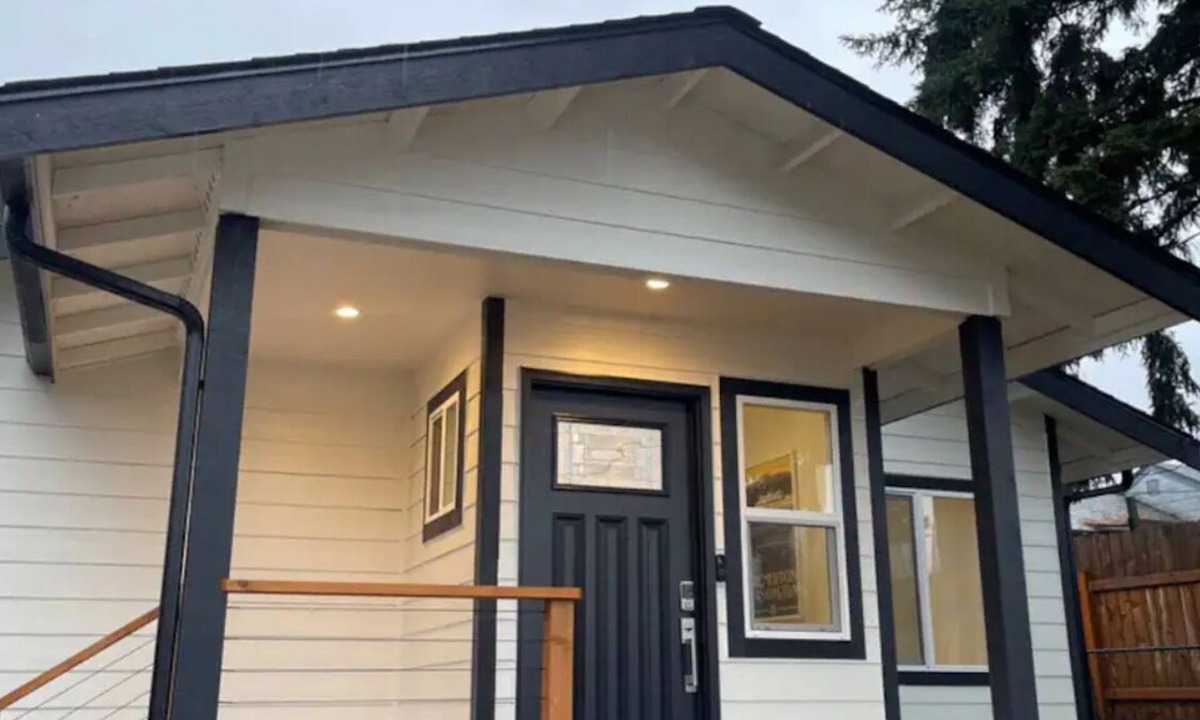 Navy Yard City House | Bremerton Retreat-30 min Fast Ferry to Seattle-Pet Friendly