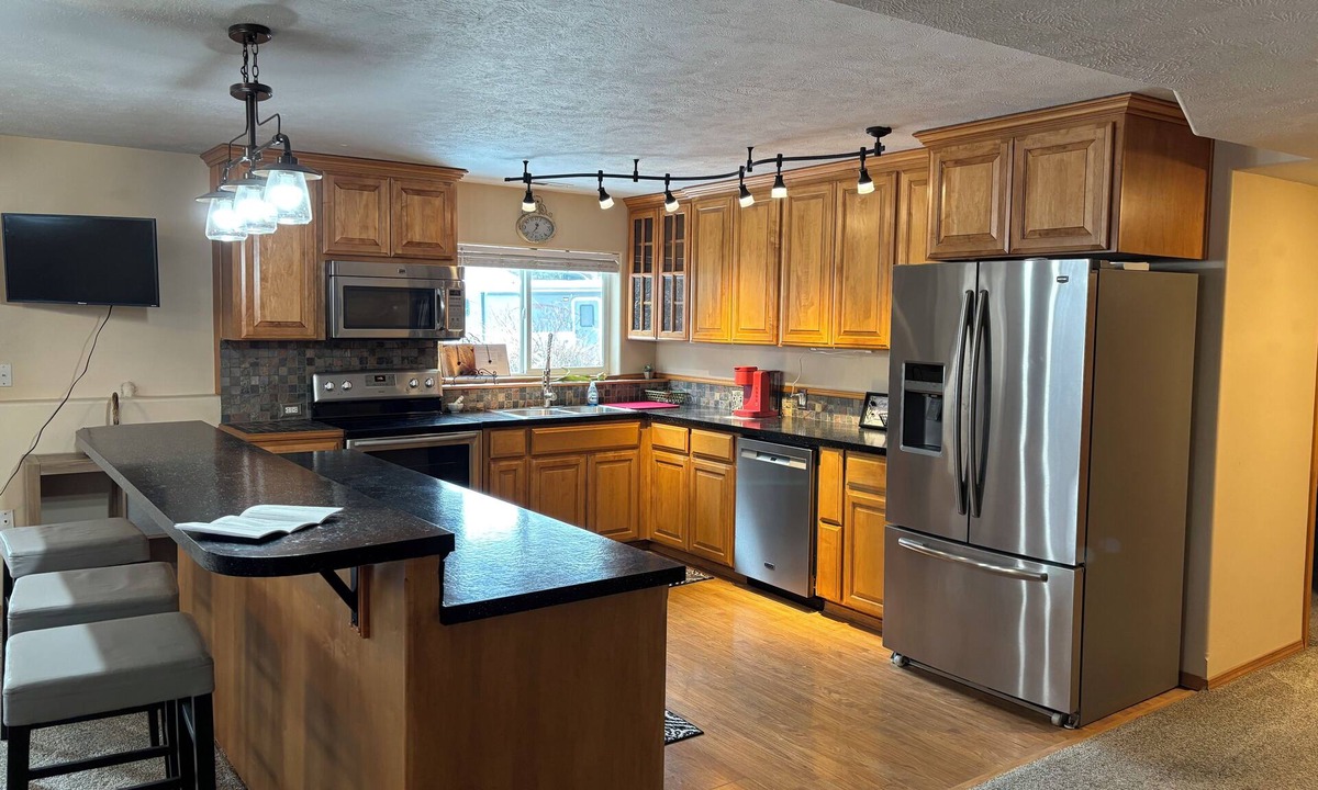 Spokane House | Bright 2-bedroom Mother-in-Law Basement unit with WiFi, AC in Nine Mile Falls