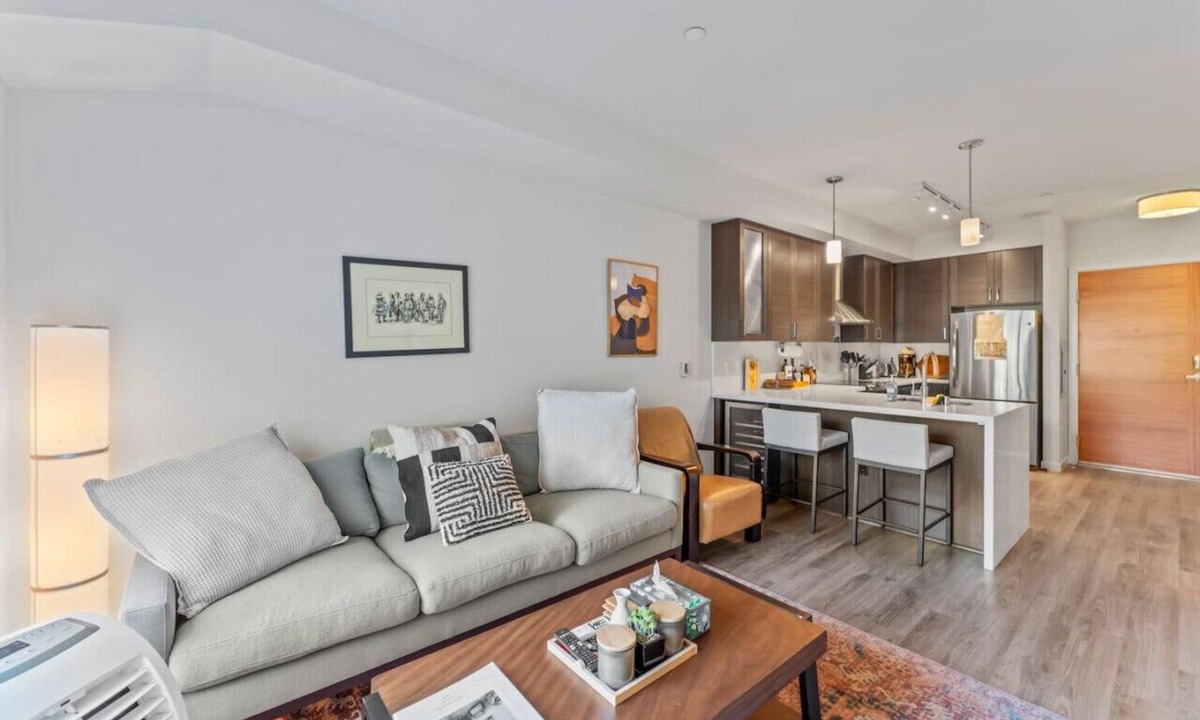 Old Ballard Condo | Bright Ballard Condo w/Modern Kitchen & Gym
