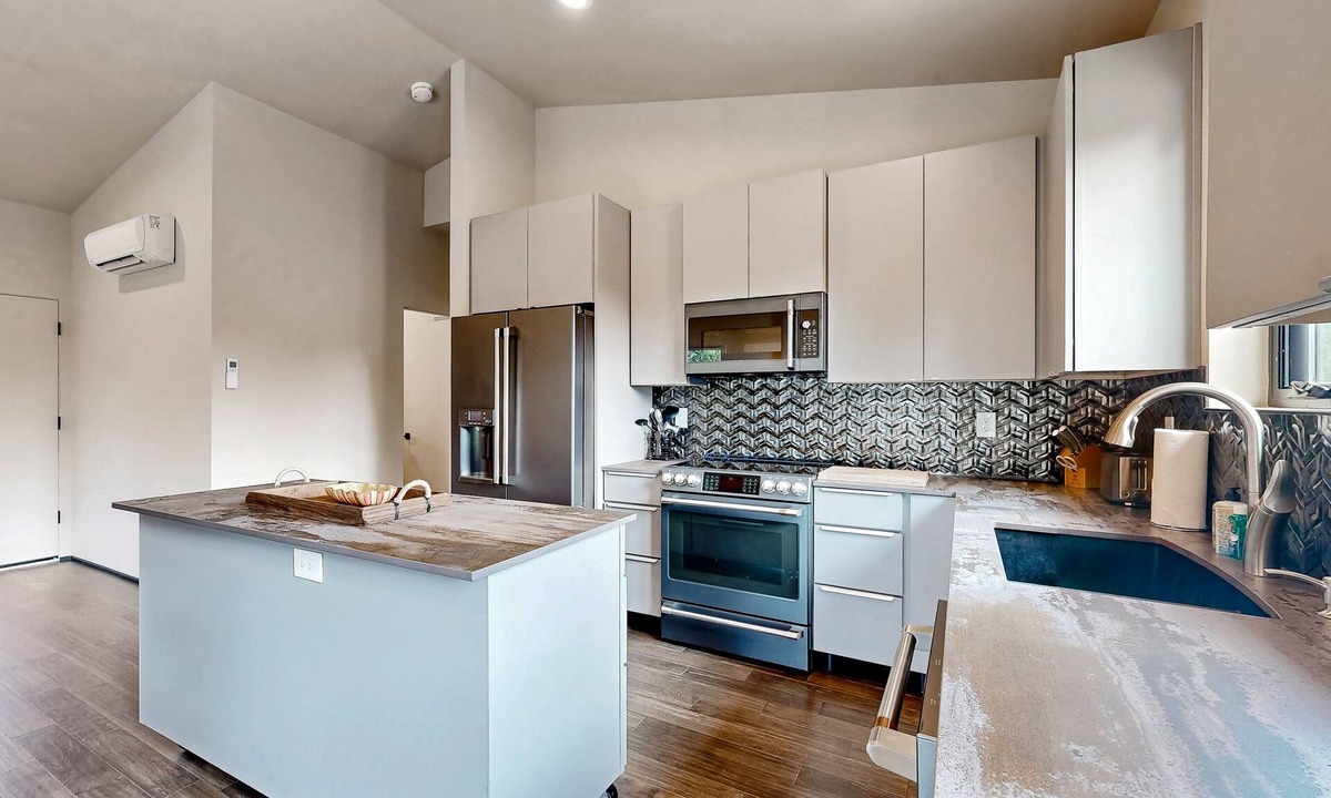 West Slope House | Bright, newly built home with great deck, near Nike & central Beaverton