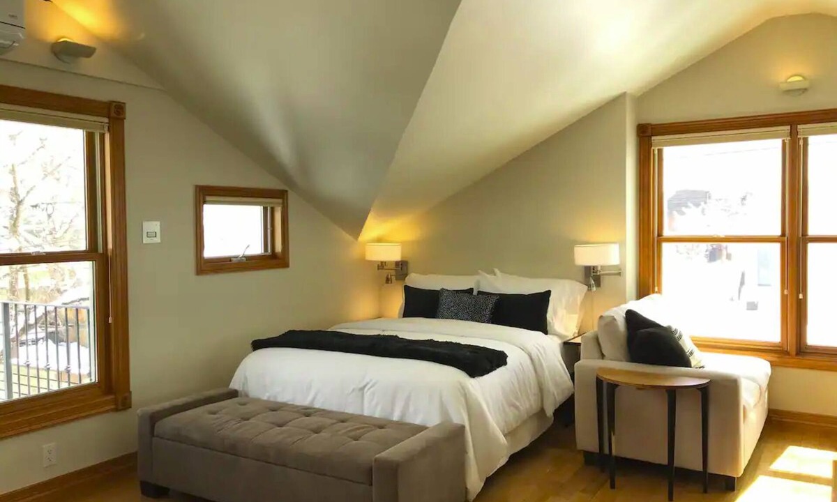 Whittier Apartment | Bright Open Studio 3 blocks to Pearl Street - A Sweet "Pool Suite" downtown.