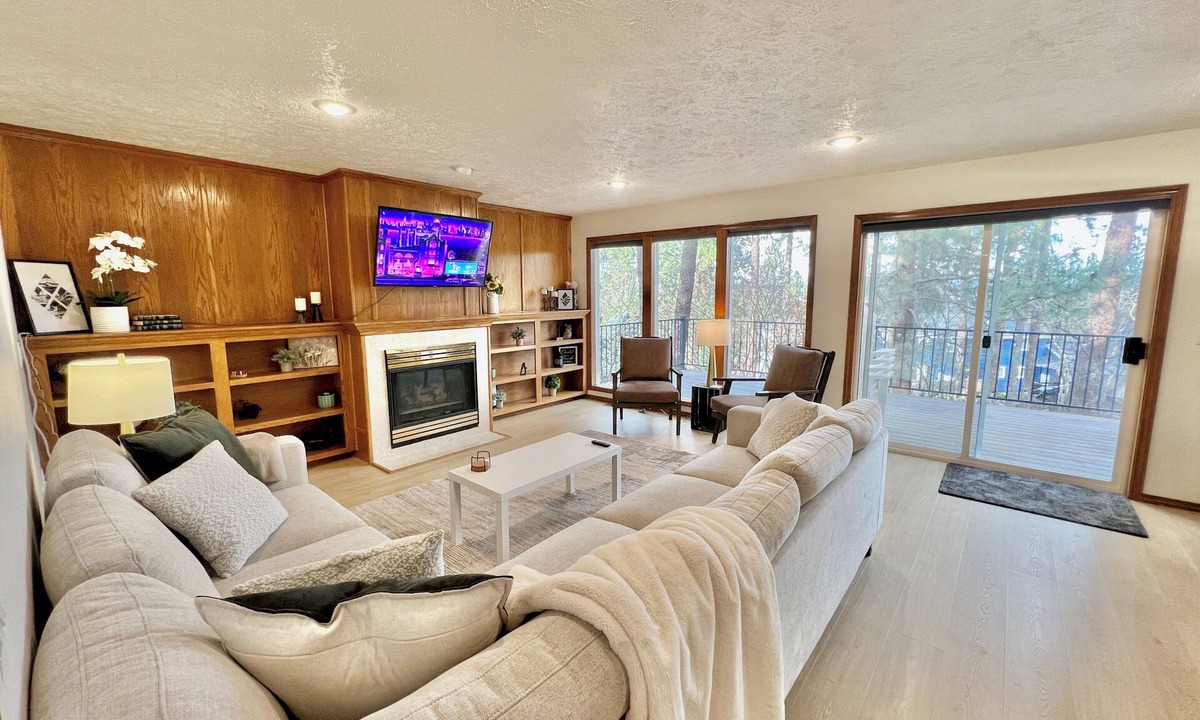 Spokane House | Bright & Peaceful Home - Workspace - Hiking Trails