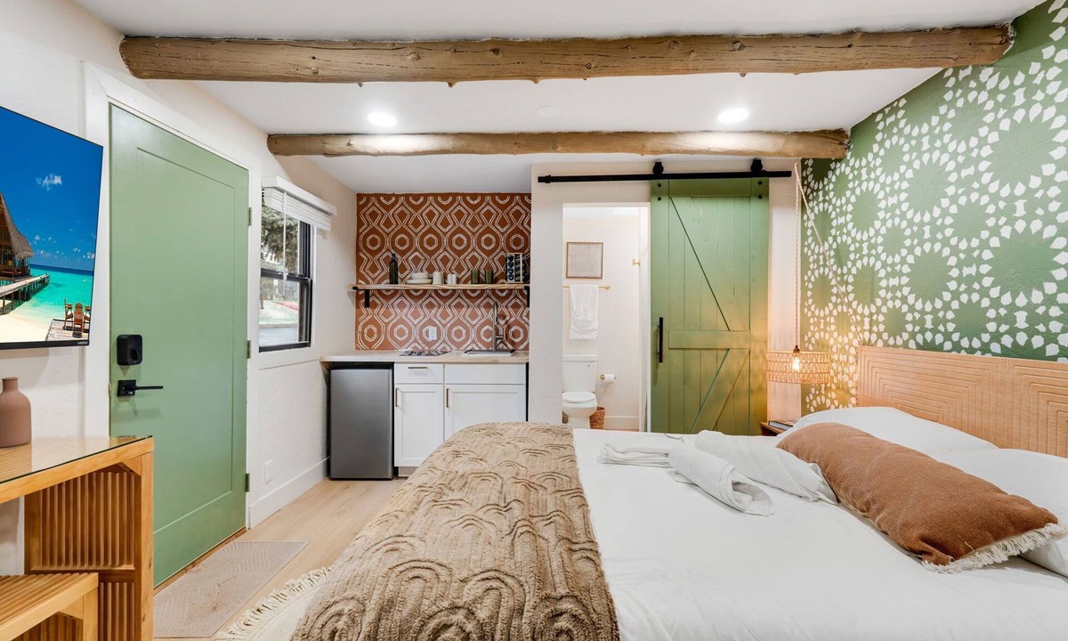 Manitou Springs House | Bright Studio in Manitou Springs, Walk Downtown