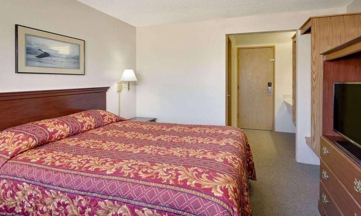Evanston House | Budget-friendly Accommodation in Knights Inn Evanston! Free Onsite Parking